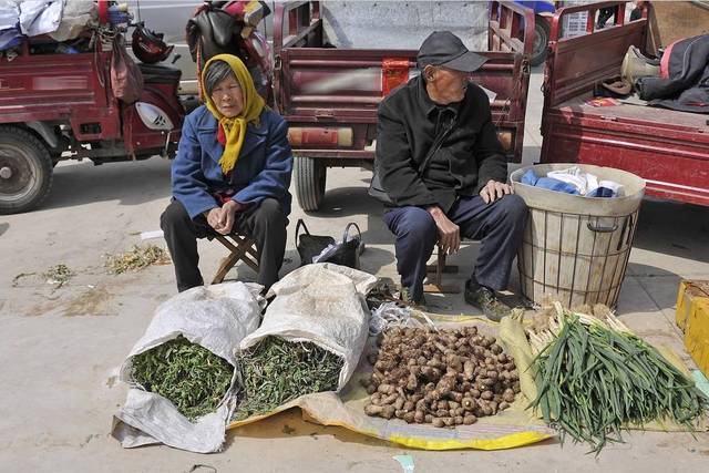 农村夫妻卖蔬菜图片