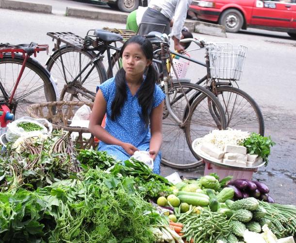 农村姑娘摆摊卖蔬菜图片