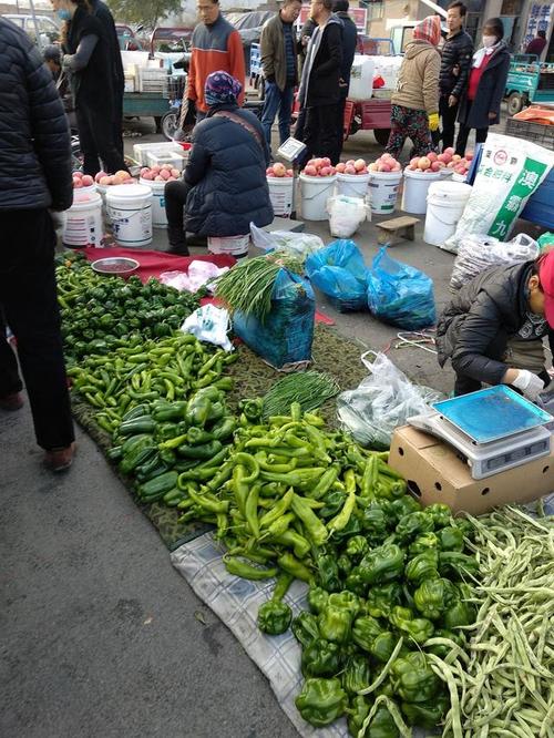 农村摆摊卖蔬菜的视频图片