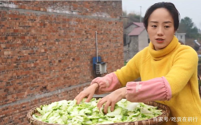广西农村姑娘吃蔬菜视频