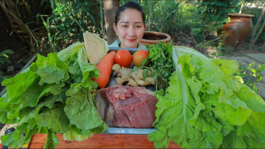 柬埔寨农村姑娘吃蔬菜图片