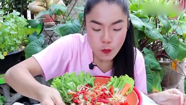 泰国农村姑娘吃蔬菜图片