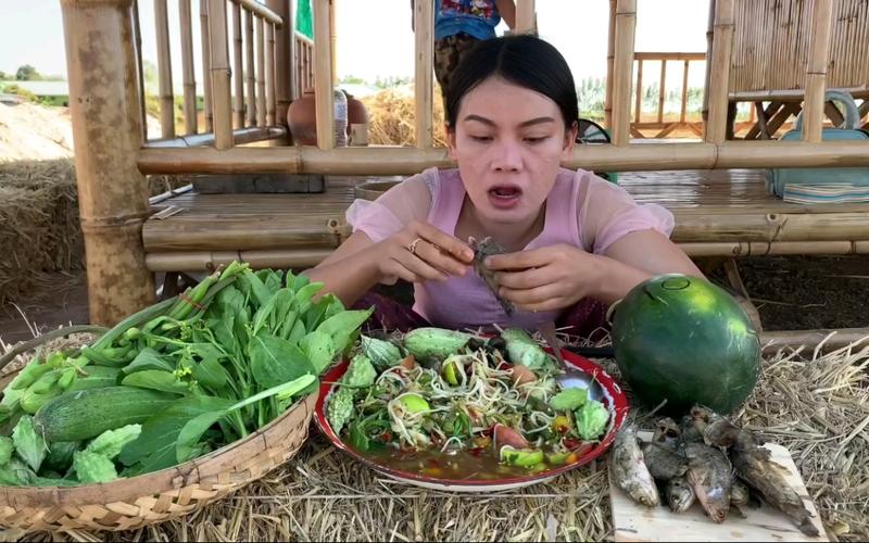 泰国农村姑娘吃蔬菜视频