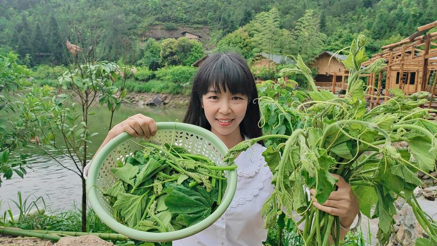 湖南农村姑娘吃蔬菜