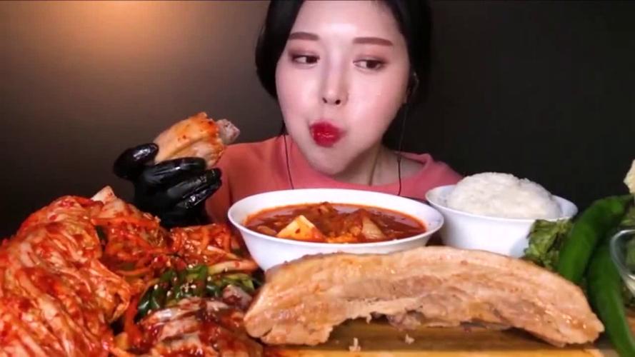 韩国农村姑娘吃蔬菜视频