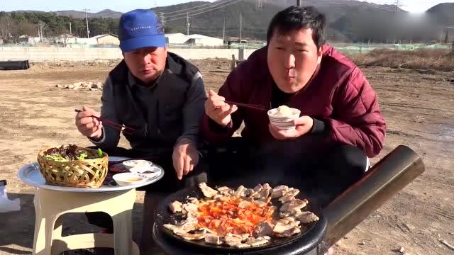 韩国农村爷俩吃蔬菜视频