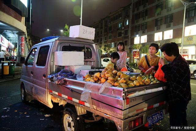 农村大路上卖水果蔬菜图片的相关图片