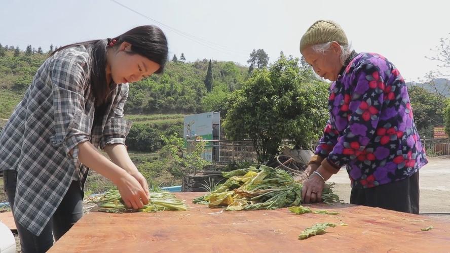 农村姑娘在家吃蔬菜图片的相关图片