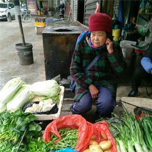 农村母子卖蔬菜的相关图片