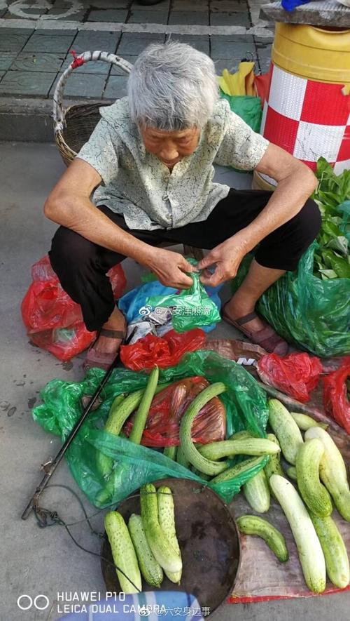 农村老奶奶吃蔬菜图片的相关图片