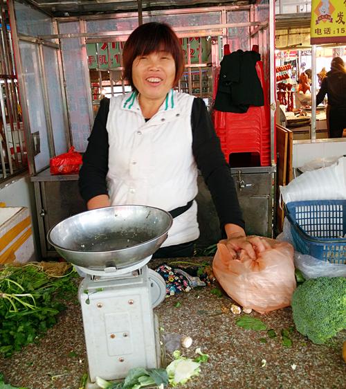 农村阿婆卖蔬菜的视频的相关图片