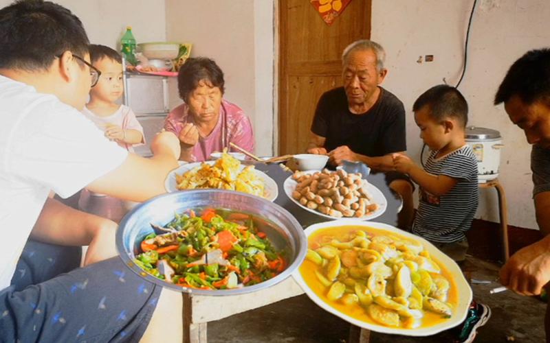 安徽农村一家人吃蔬菜视频的相关图片