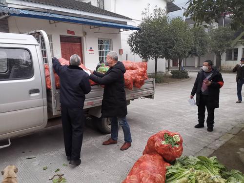 河南农村干部送蔬菜给村民的相关图片