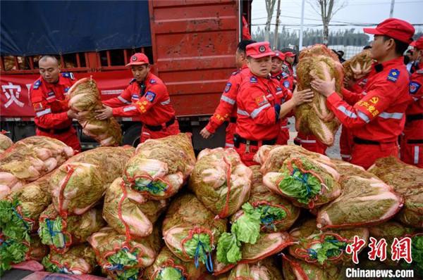 河南卫辉村民捐蔬菜给农村的相关图片