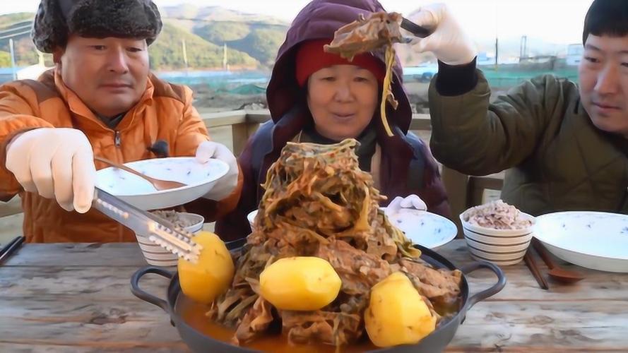 韩国农村一家人吃蔬菜包肉的相关图片