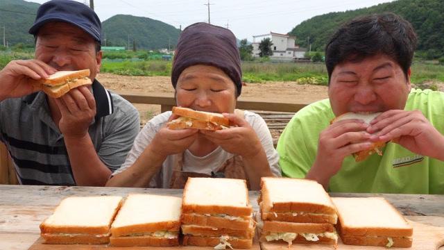 韩国农村一家人吃蔬菜沙拉的相关图片