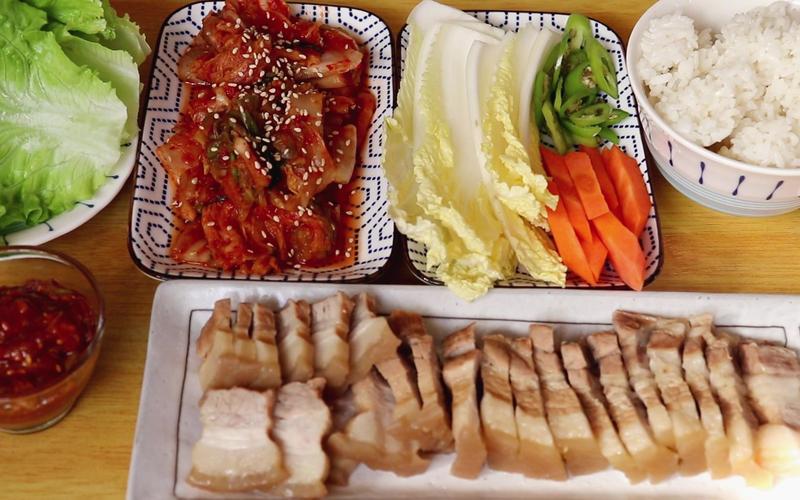 韩国农村吃蔬菜包肉的相关图片