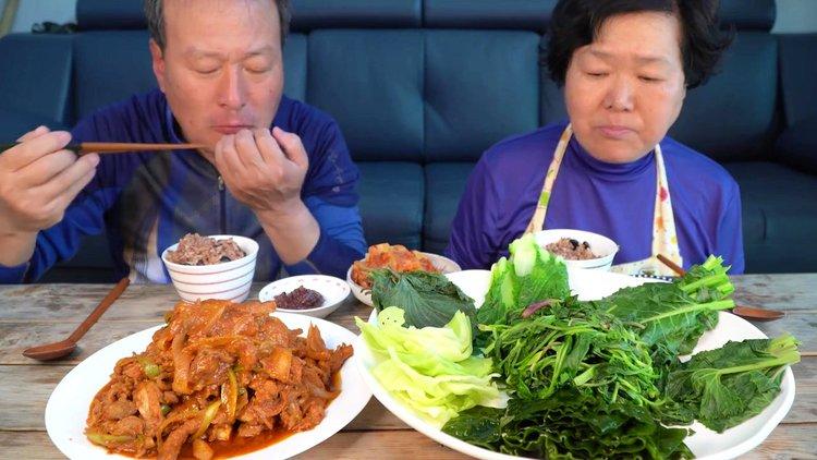 韩国农村吃蔬菜包肉视频的相关图片